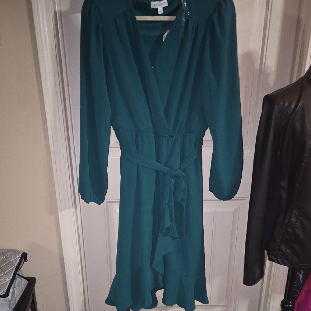 Luxology Green Bishop Sleeve V-neck Cocktail Dress